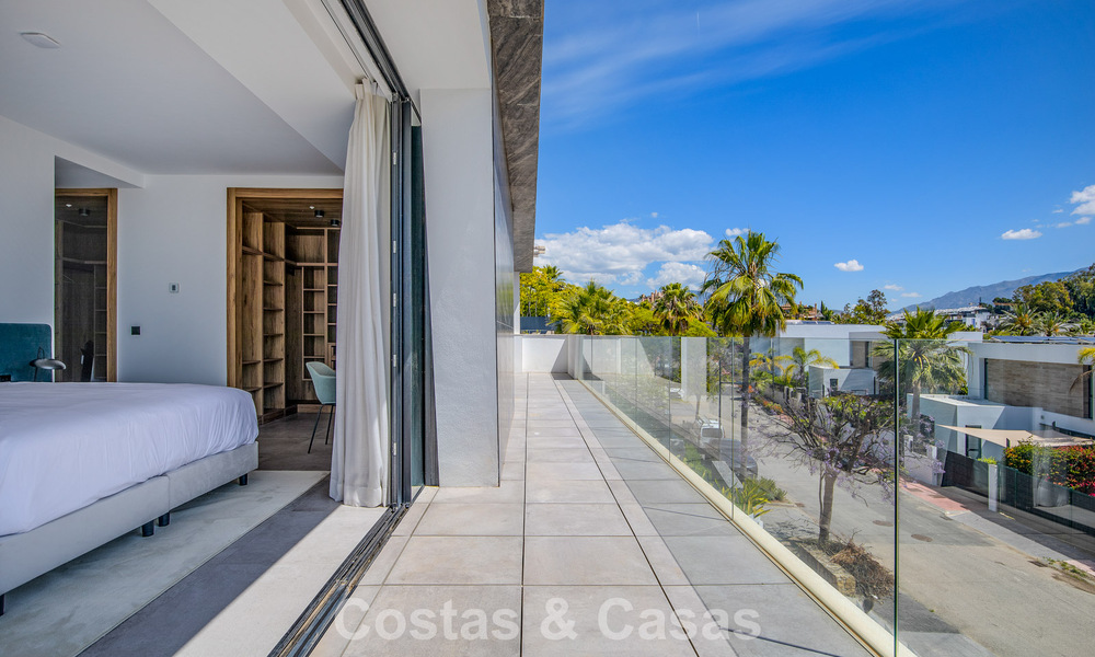 Move-in ready, contemporary luxury villa for sale on the golf course on the New Golden Mile, Marbella - Estepona 785135