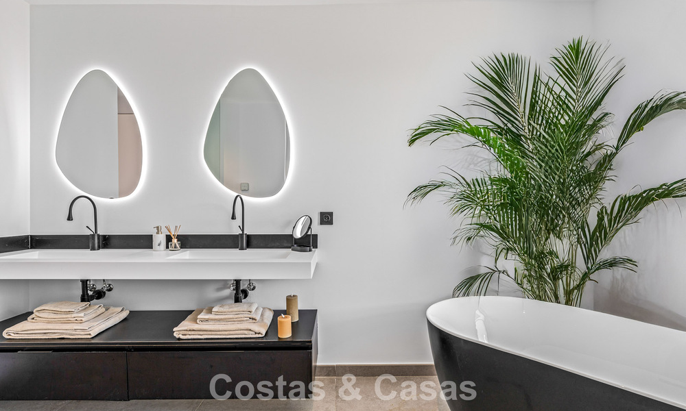 Move-in ready, contemporary luxury villa for sale on the golf course on the New Golden Mile, Marbella - Estepona 785136