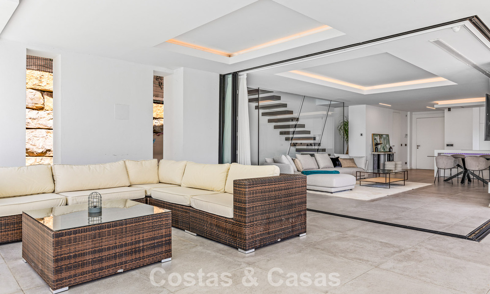 Move-in ready, contemporary luxury villa for sale on the golf course on the New Golden Mile, Marbella - Estepona 785138