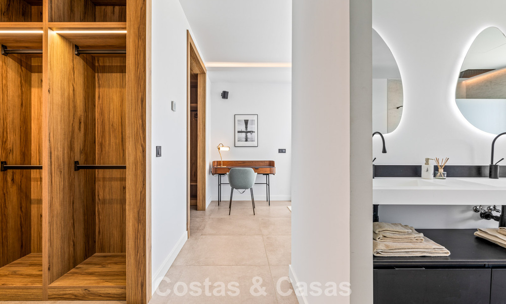 Move-in ready, contemporary luxury villa for sale on the golf course on the New Golden Mile, Marbella - Estepona 785142