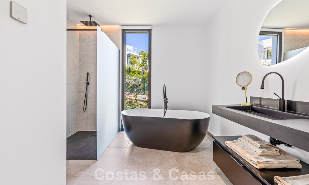 Move-in ready, contemporary luxury villa for sale on the golf course on the New Golden Mile, Marbella - Estepona 785143