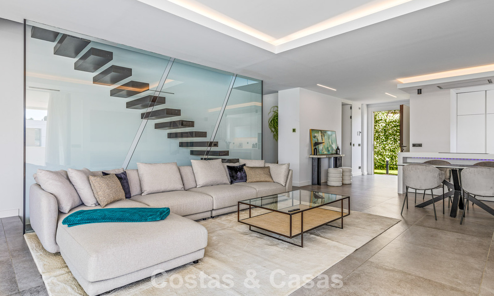 Move-in ready, contemporary luxury villa for sale on the golf course on the New Golden Mile, Marbella - Estepona 785145