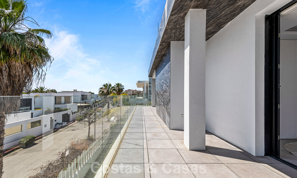 Move-in ready, contemporary luxury villa for sale on the golf course on the New Golden Mile, Marbella - Estepona 785148