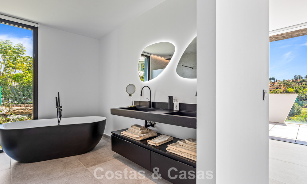 Move-in ready, contemporary luxury villa for sale on the golf course on the New Golden Mile, Marbella - Estepona 785149