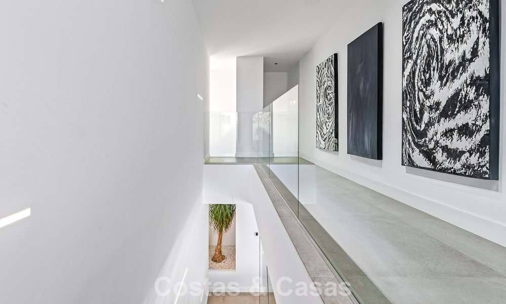Move-in ready, contemporary luxury villa for sale on the golf course on the New Golden Mile, Marbella - Estepona 785150