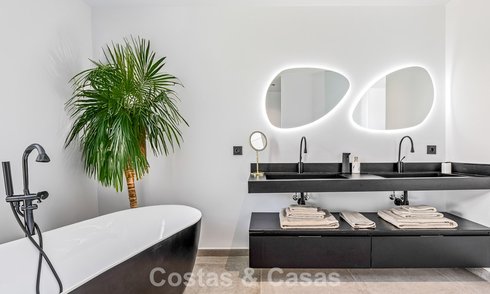 Move-in ready, contemporary luxury villa for sale on the golf course on the New Golden Mile, Marbella - Estepona 785151