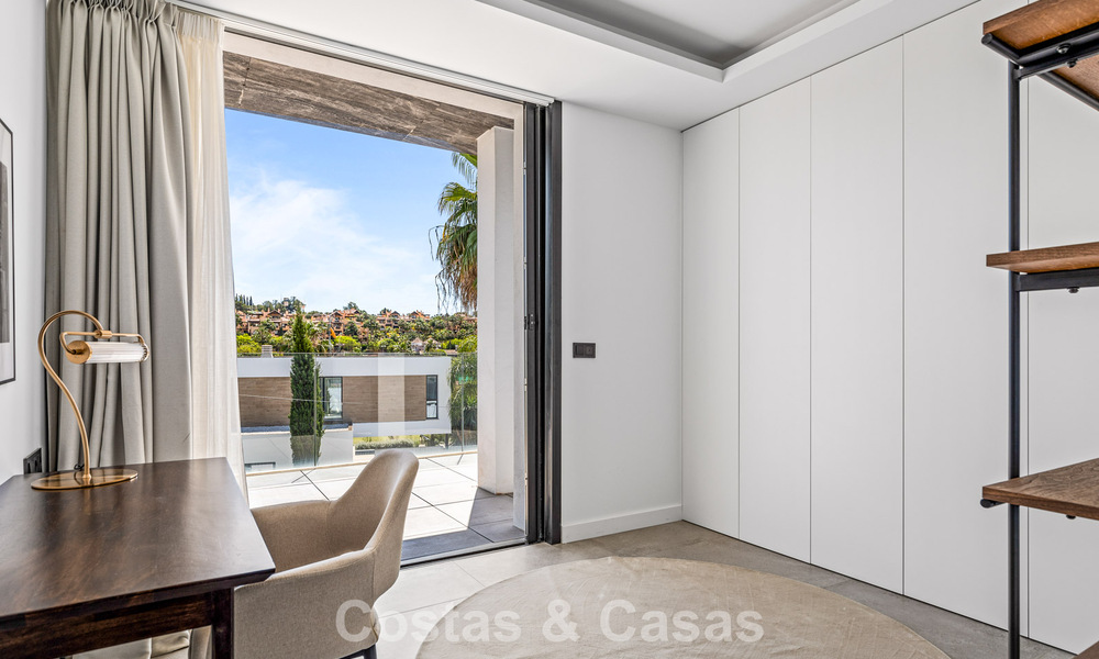 Move-in ready, contemporary luxury villa for sale on the golf course on the New Golden Mile, Marbella - Estepona 785153