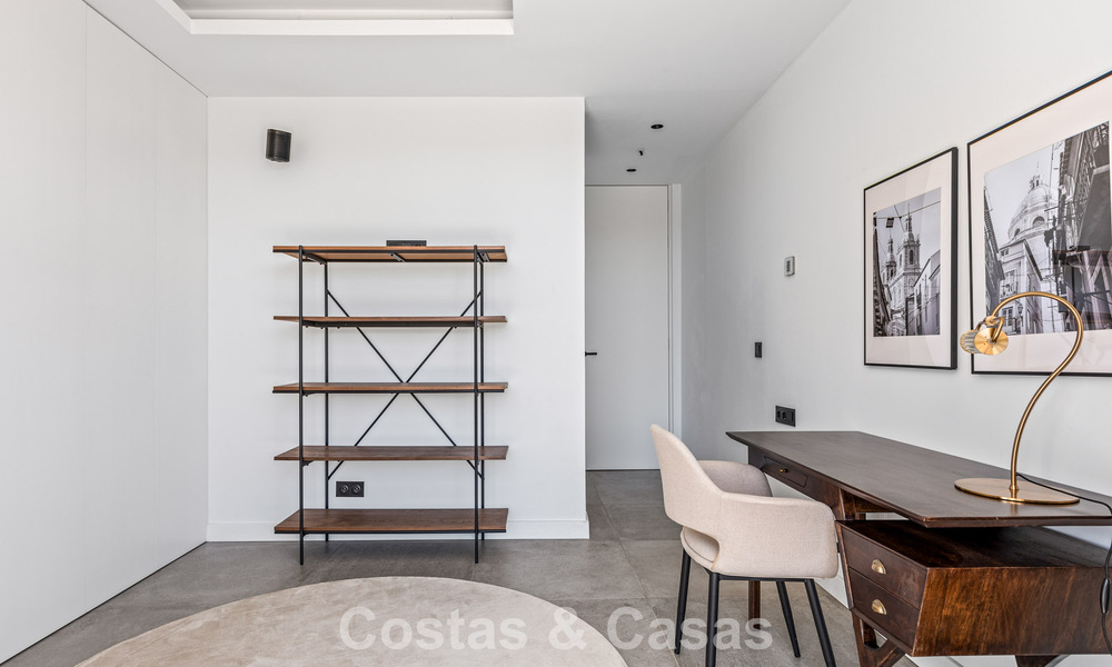 Move-in ready, contemporary luxury villa for sale on the golf course on the New Golden Mile, Marbella - Estepona 785154