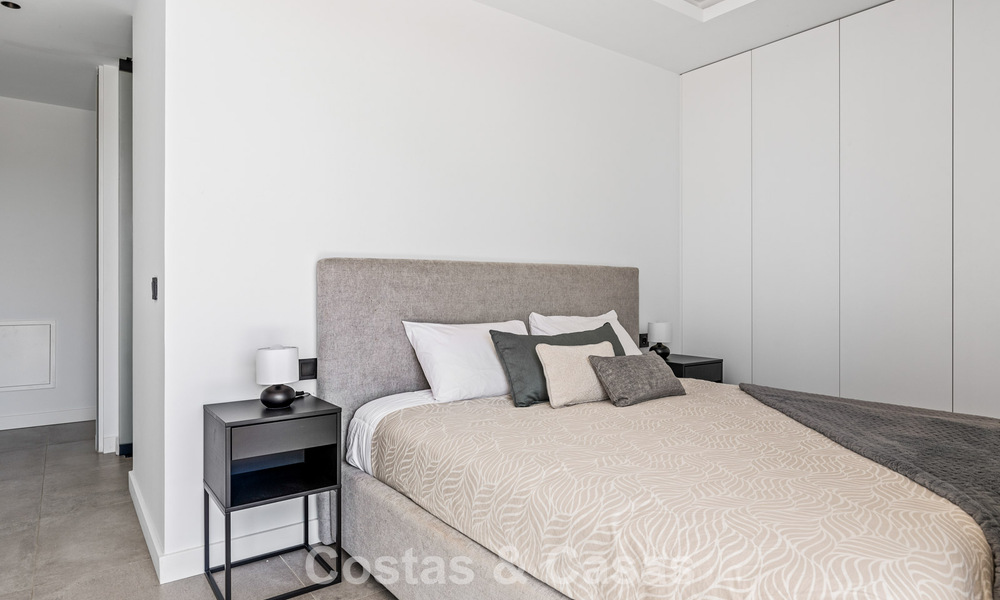 Move-in ready, contemporary luxury villa for sale on the golf course on the New Golden Mile, Marbella - Estepona 785156