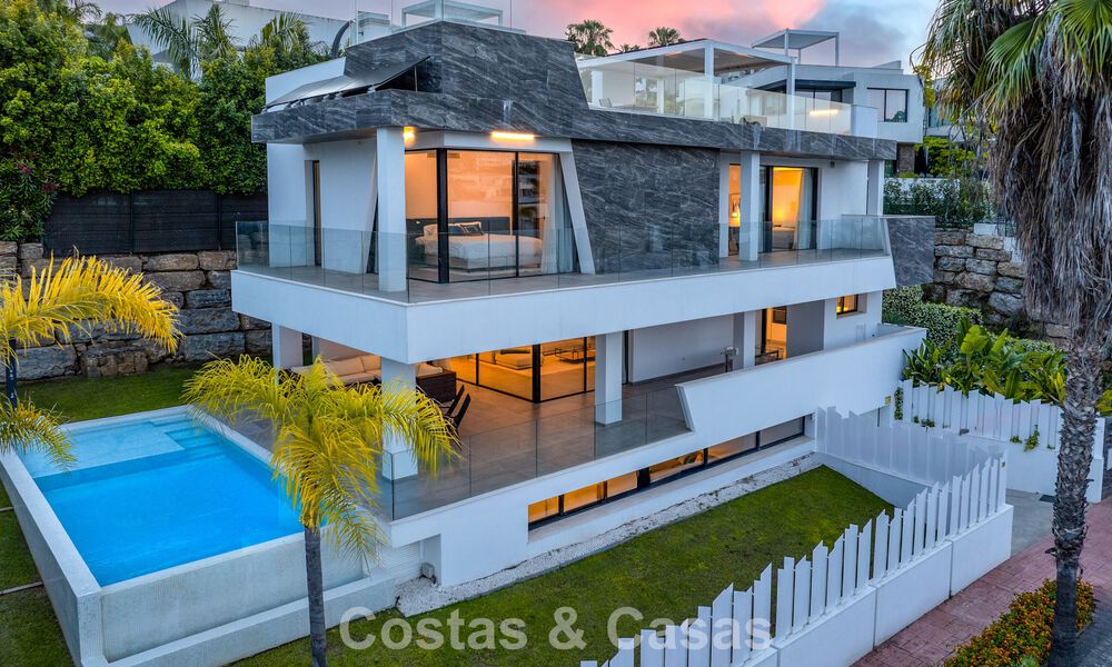 Move-in ready, contemporary luxury villa for sale on the golf course on the New Golden Mile, Marbella - Estepona 785160