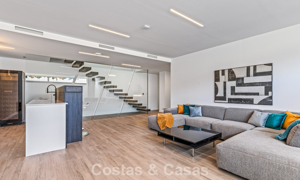 Move-in ready, contemporary luxury villa for sale on the golf course on the New Golden Mile, Marbella - Estepona 785162