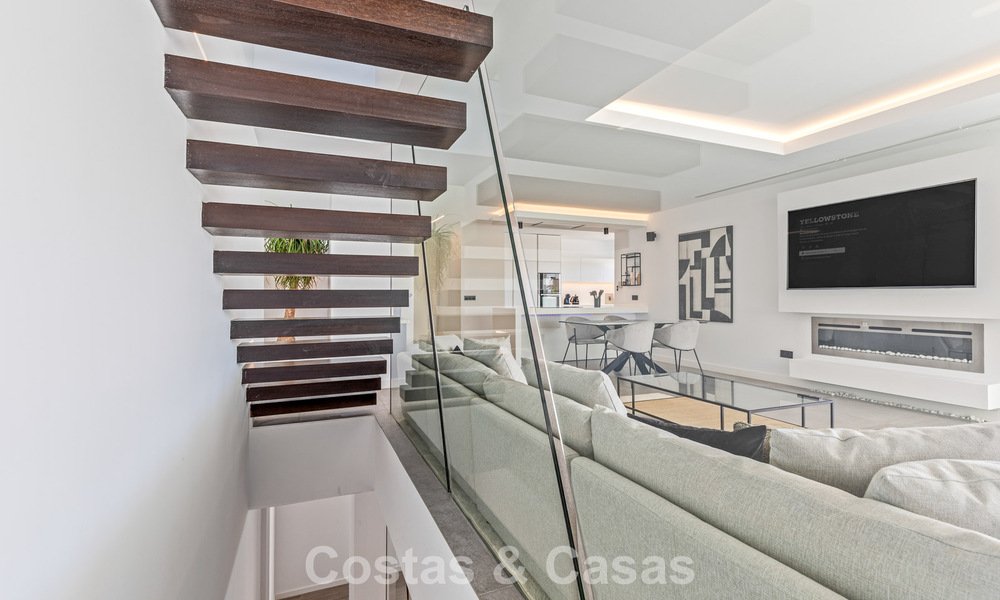 Move-in ready, contemporary luxury villa for sale on the golf course on the New Golden Mile, Marbella - Estepona 785165