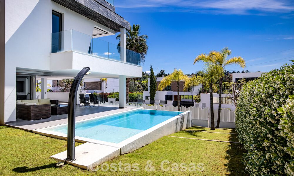 Move-in ready, contemporary luxury villa for sale on the golf course on the New Golden Mile, Marbella - Estepona 785166