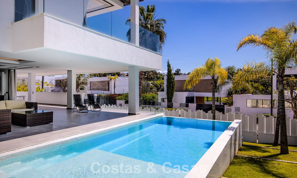 Move-in ready, contemporary luxury villa for sale on the golf course on the New Golden Mile, Marbella - Estepona 785167