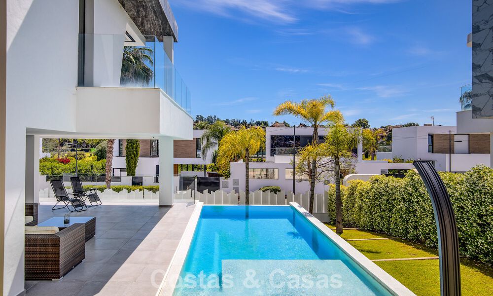 Move-in ready, contemporary luxury villa for sale on the golf course on the New Golden Mile, Marbella - Estepona 785168