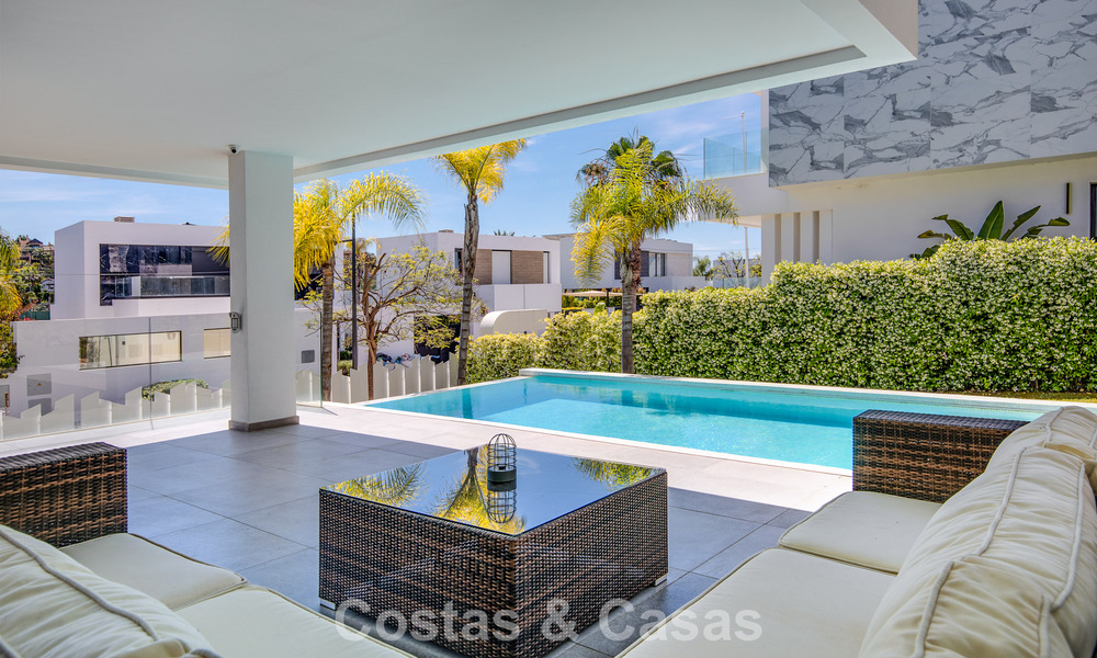 Move-in ready, contemporary luxury villa for sale on the golf course on the New Golden Mile, Marbella - Estepona 785170