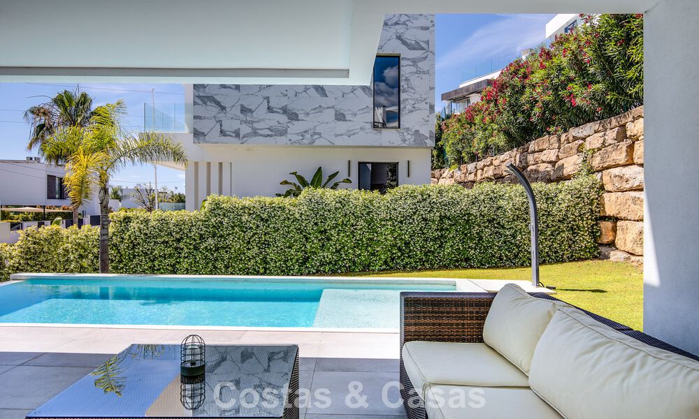 Move-in ready, contemporary luxury villa for sale on the golf course on the New Golden Mile, Marbella - Estepona 785171