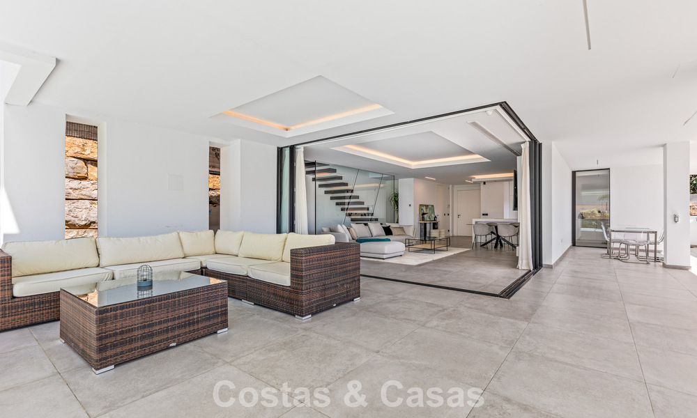Move-in ready, contemporary luxury villa for sale on the golf course on the New Golden Mile, Marbella - Estepona 785172