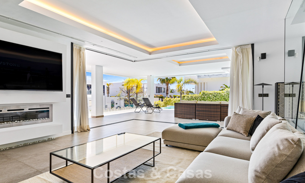 Move-in ready, contemporary luxury villa for sale on the golf course on the New Golden Mile, Marbella - Estepona 785173