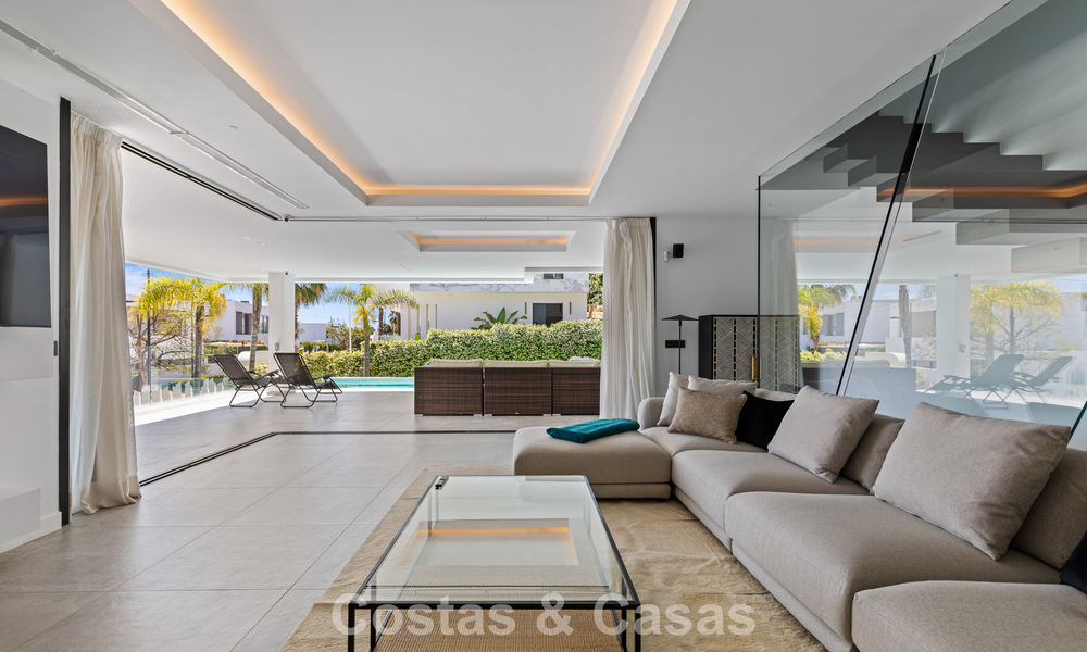 Move-in ready, contemporary luxury villa for sale on the golf course on the New Golden Mile, Marbella - Estepona 785174