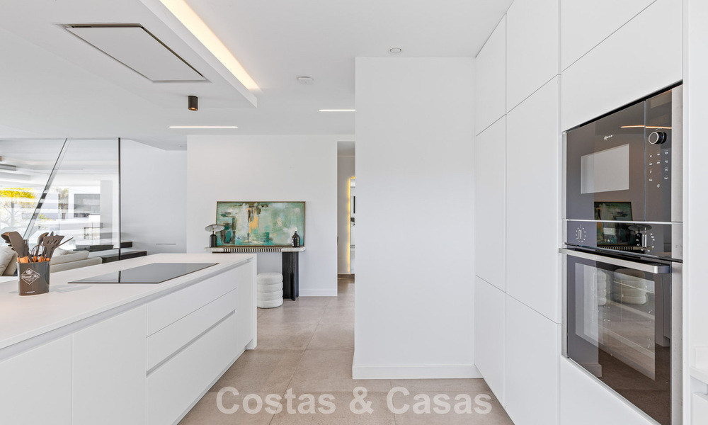 Move-in ready, contemporary luxury villa for sale on the golf course on the New Golden Mile, Marbella - Estepona 785175