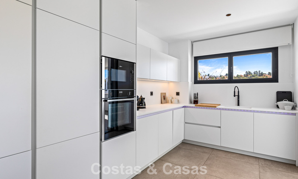 Move-in ready, contemporary luxury villa for sale on the golf course on the New Golden Mile, Marbella - Estepona 785176