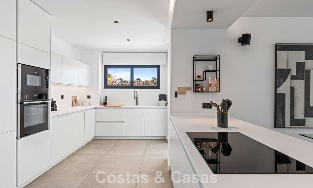 Move-in ready, contemporary luxury villa for sale on the golf course on the New Golden Mile, Marbella - Estepona 785177