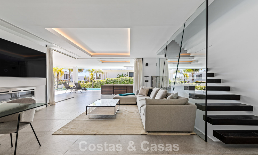 Move-in ready, contemporary luxury villa for sale on the golf course on the New Golden Mile, Marbella - Estepona 785179