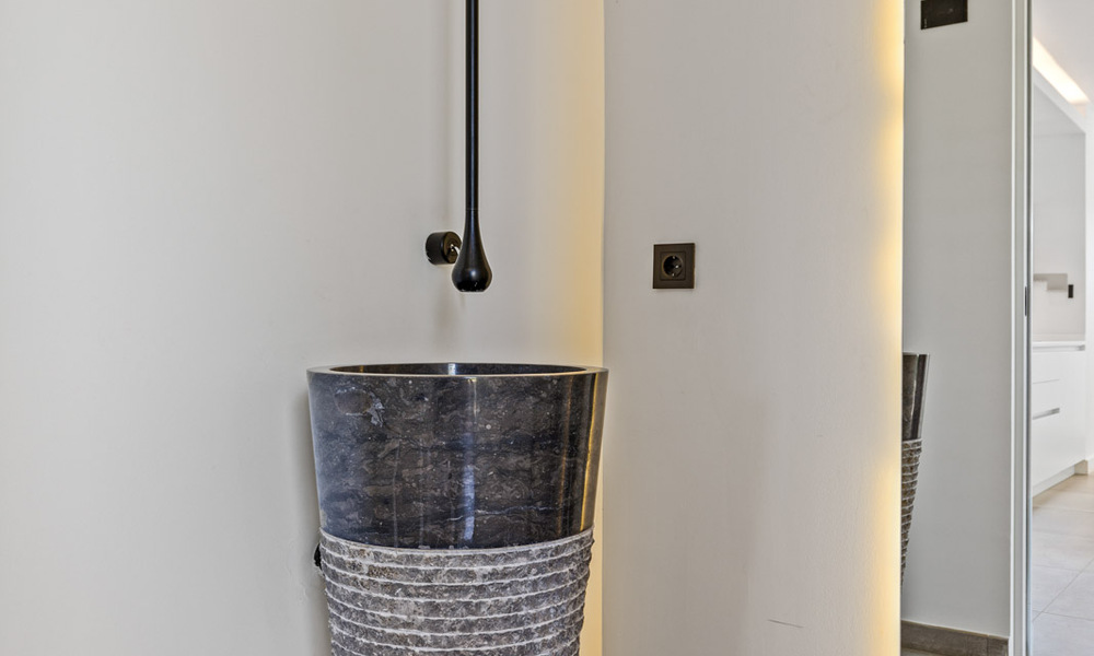 Move-in ready, contemporary luxury villa for sale on the golf course on the New Golden Mile, Marbella - Estepona 785180