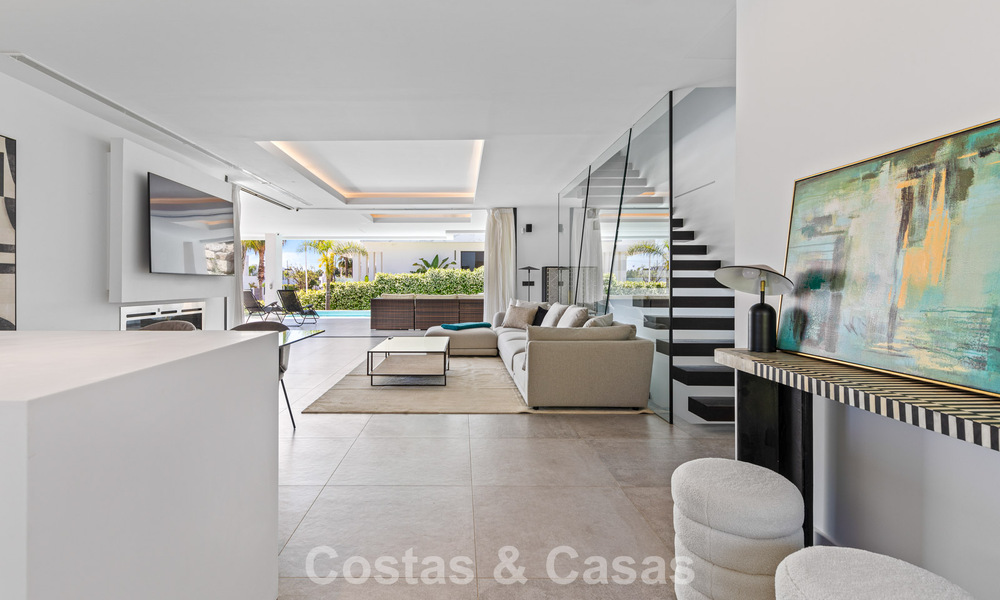Move-in ready, contemporary luxury villa for sale on the golf course on the New Golden Mile, Marbella - Estepona 785181