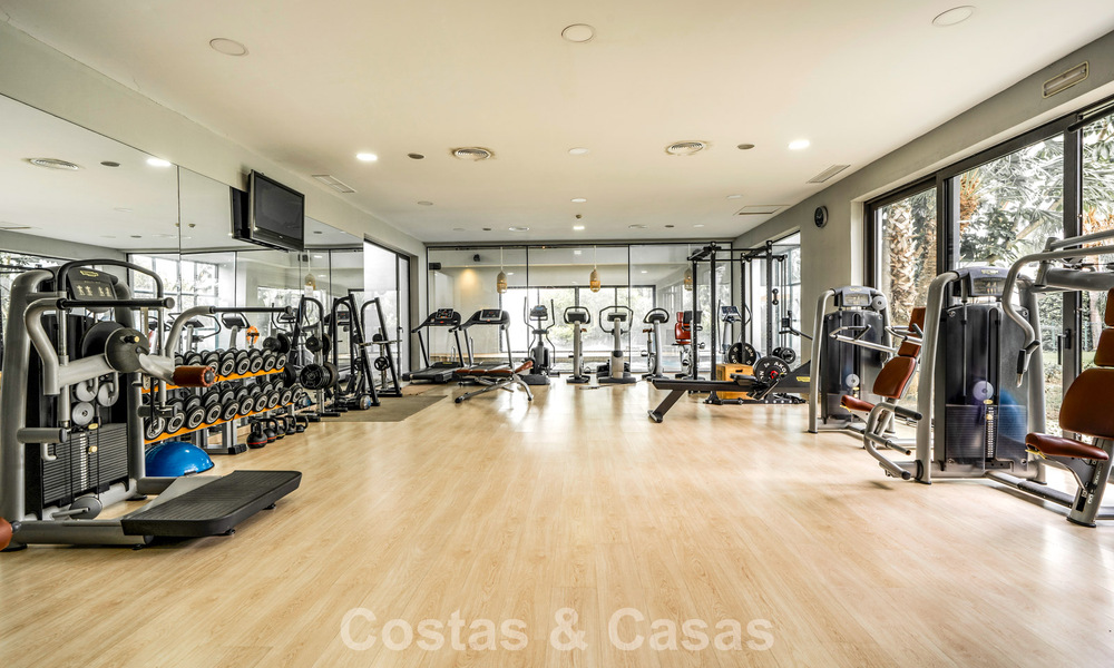 Move-in ready, contemporary luxury villa for sale on the golf course on the New Golden Mile, Marbella - Estepona 785186