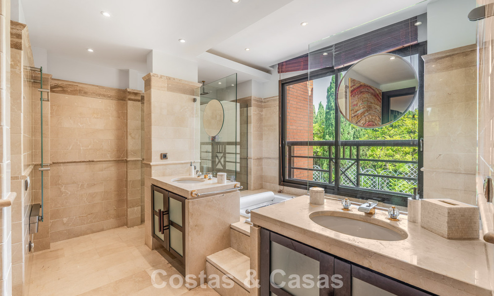 Spacious 3-bedroom apartment for sale in a high-end beachfront complex in Puerto Banus, Marbella 785196