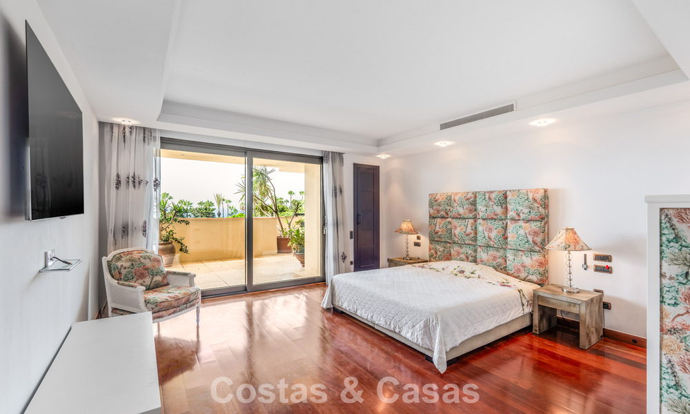 Spacious 3-bedroom apartment for sale in a high-end beachfront complex in Puerto Banus, Marbella 785198