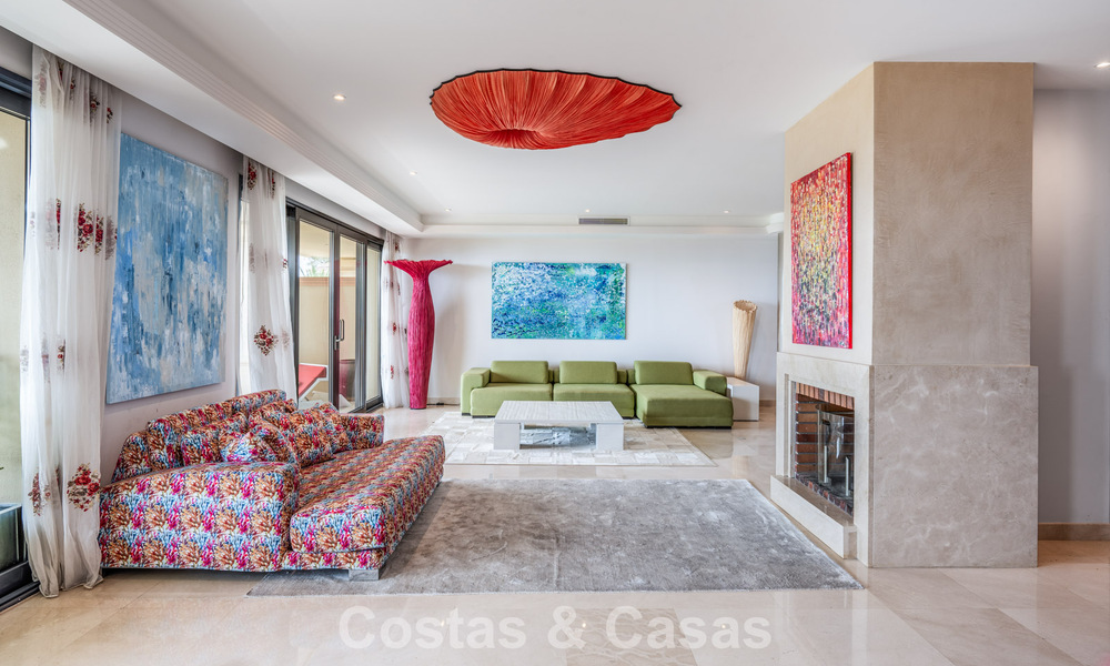 Spacious 3-bedroom apartment for sale in a high-end beachfront complex in Puerto Banus, Marbella 785199