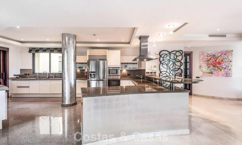 Spacious 3-bedroom apartment for sale in a high-end beachfront complex in Puerto Banus, Marbella 785200