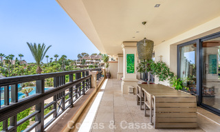 Spacious 3-bedroom apartment for sale in a high-end beachfront complex in Puerto Banus, Marbella 785201 