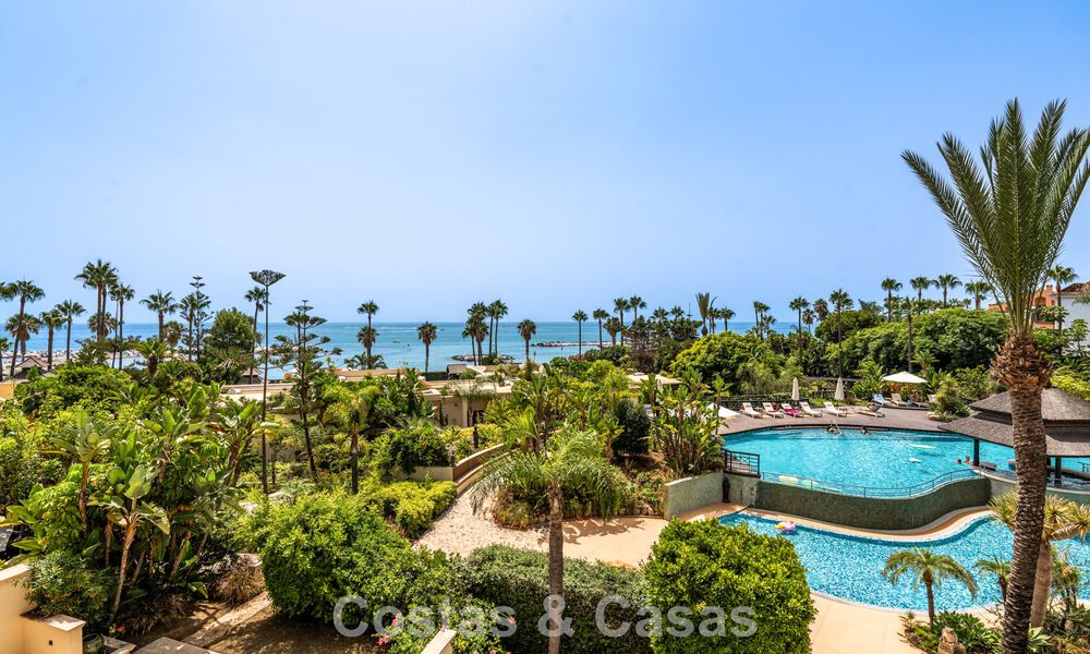 Spacious 3-bedroom apartment for sale in a high-end beachfront complex in Puerto Banus, Marbella 785202