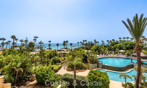 Spacious 3-bedroom apartment for sale in a high-end beachfront complex in Puerto Banus, Marbella 785202
