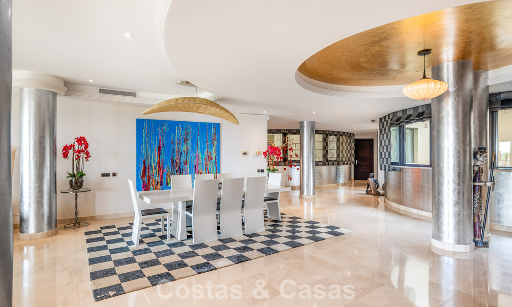 Spacious 3-bedroom apartment for sale in a high-end beachfront complex in Puerto Banus, Marbella 785203