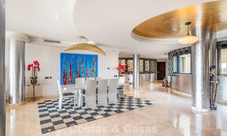 Spacious 3-bedroom apartment for sale in a high-end beachfront complex in Puerto Banus, Marbella 785203 