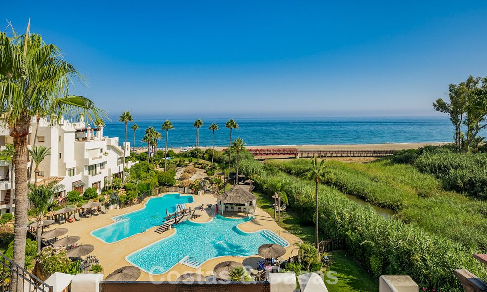Renovated penthouse with sea views for sale on the beachfront on the New Golden Mile between Marbella and Estepona 785274