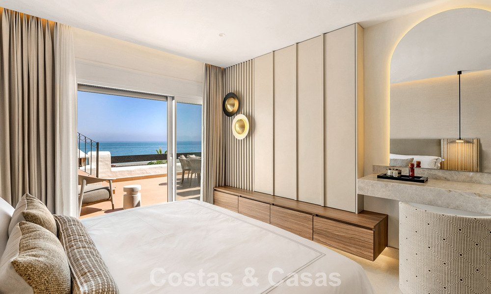 Renovated penthouse with sea views for sale on the beachfront on the New Golden Mile between Marbella and Estepona 785319
