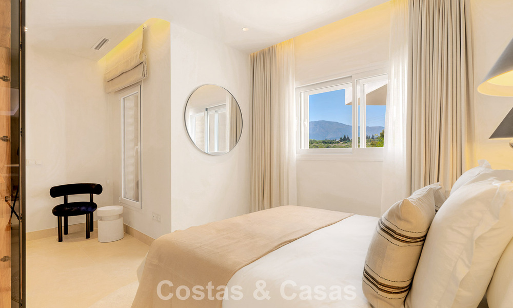 Renovated penthouse with sea views for sale on the beachfront on the New Golden Mile between Marbella and Estepona 785322
