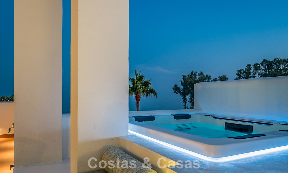 Renovated penthouse with sea views for sale on the beachfront on the New Golden Mile between Marbella and Estepona 785323