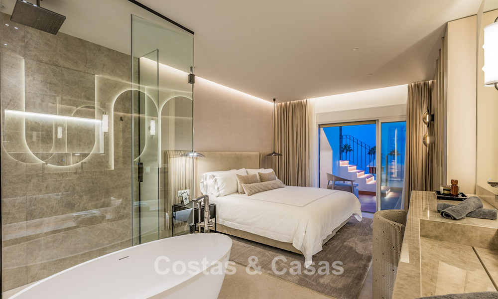 Renovated penthouse with sea views for sale on the beachfront on the New Golden Mile between Marbella and Estepona 785325