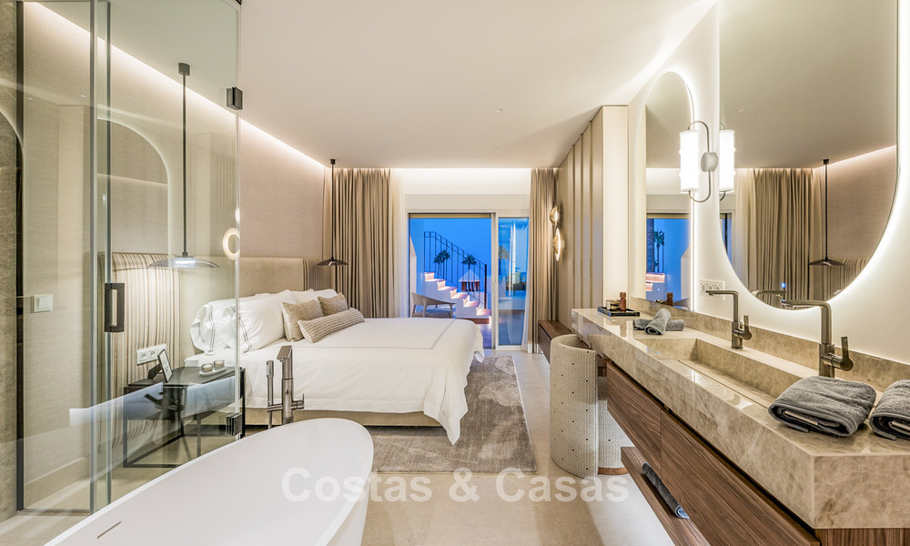 Renovated penthouse with sea views for sale on the beachfront on the New Golden Mile between Marbella and Estepona 785326