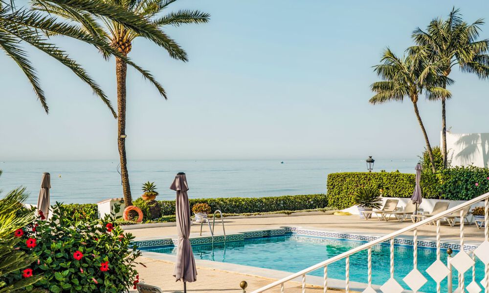 Luxurious beachfront property with open sea views for sale, directly on the beach on Marbella's prestigious Golden Mile 785330