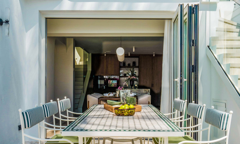 Luxurious beachfront property with open sea views for sale, directly on the beach on Marbella's prestigious Golden Mile 785351