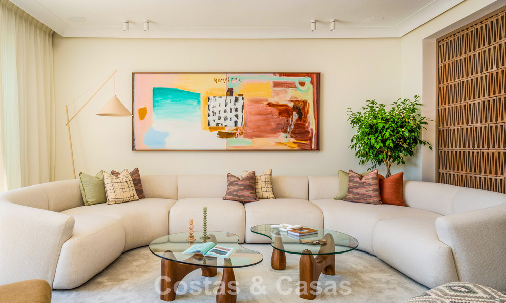 Luxurious beachfront property with open sea views for sale, directly on the beach on Marbella's prestigious Golden Mile 785354