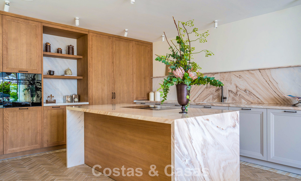 Luxurious beachfront property with open sea views for sale, directly on the beach on Marbella's prestigious Golden Mile 785357